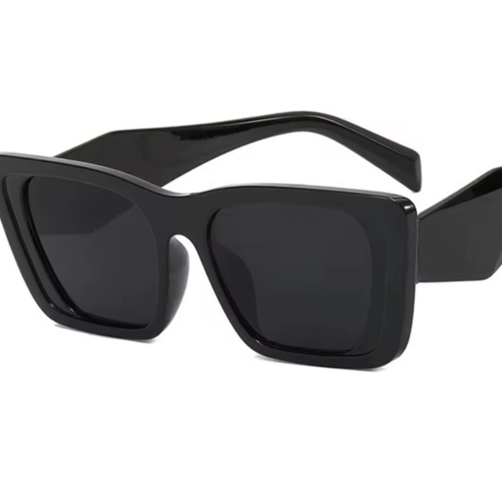 Black oversized retro cat eye sunglasses